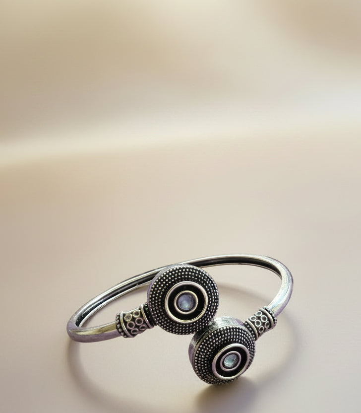 Silver bracelet with torquise gemstone 