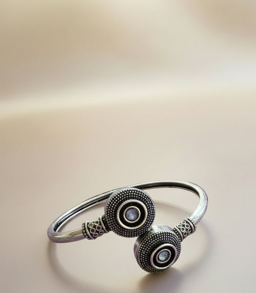 Silver bracelet with torquise gemstone 